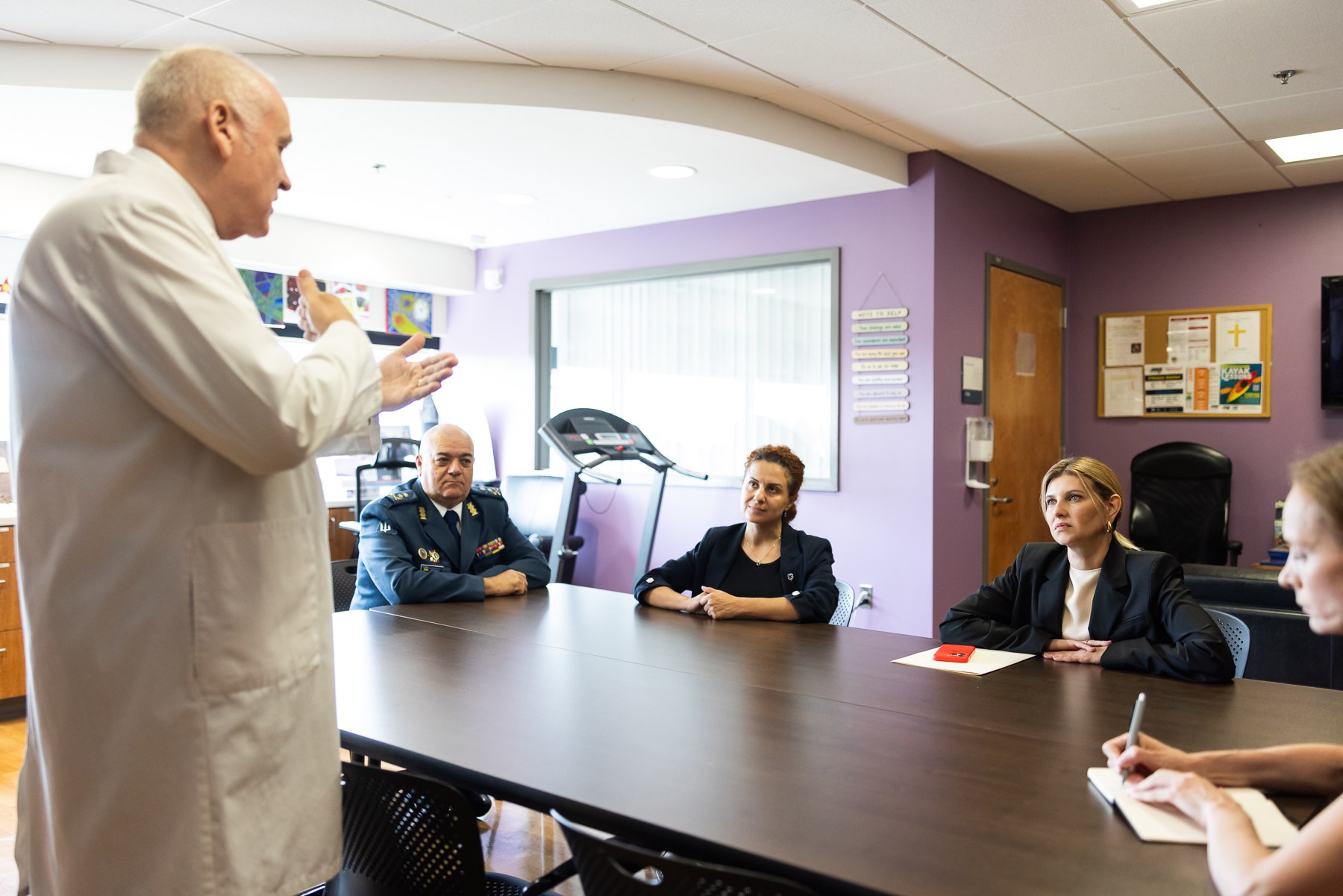 Ошатна вишиванка та ефектний костюм: Зеленська вразила стильними образами у США